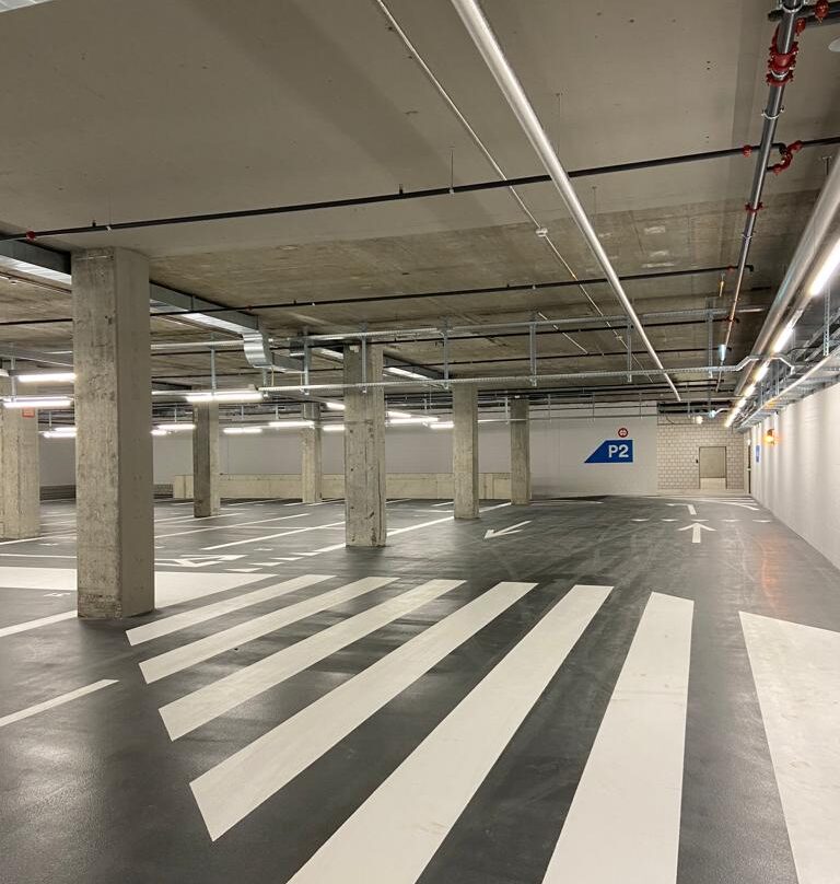 Eine Tiefgarage mit Belichtung und Verkablung in Dietikon, Basel, Zug und Bern von der Jaisli Xamax