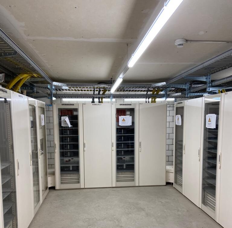 Ein Serverraum, gesichert und Verkabelt mit Belichtung in Dietikon, Basel, Zug und Bern von der Jaisli Xamax