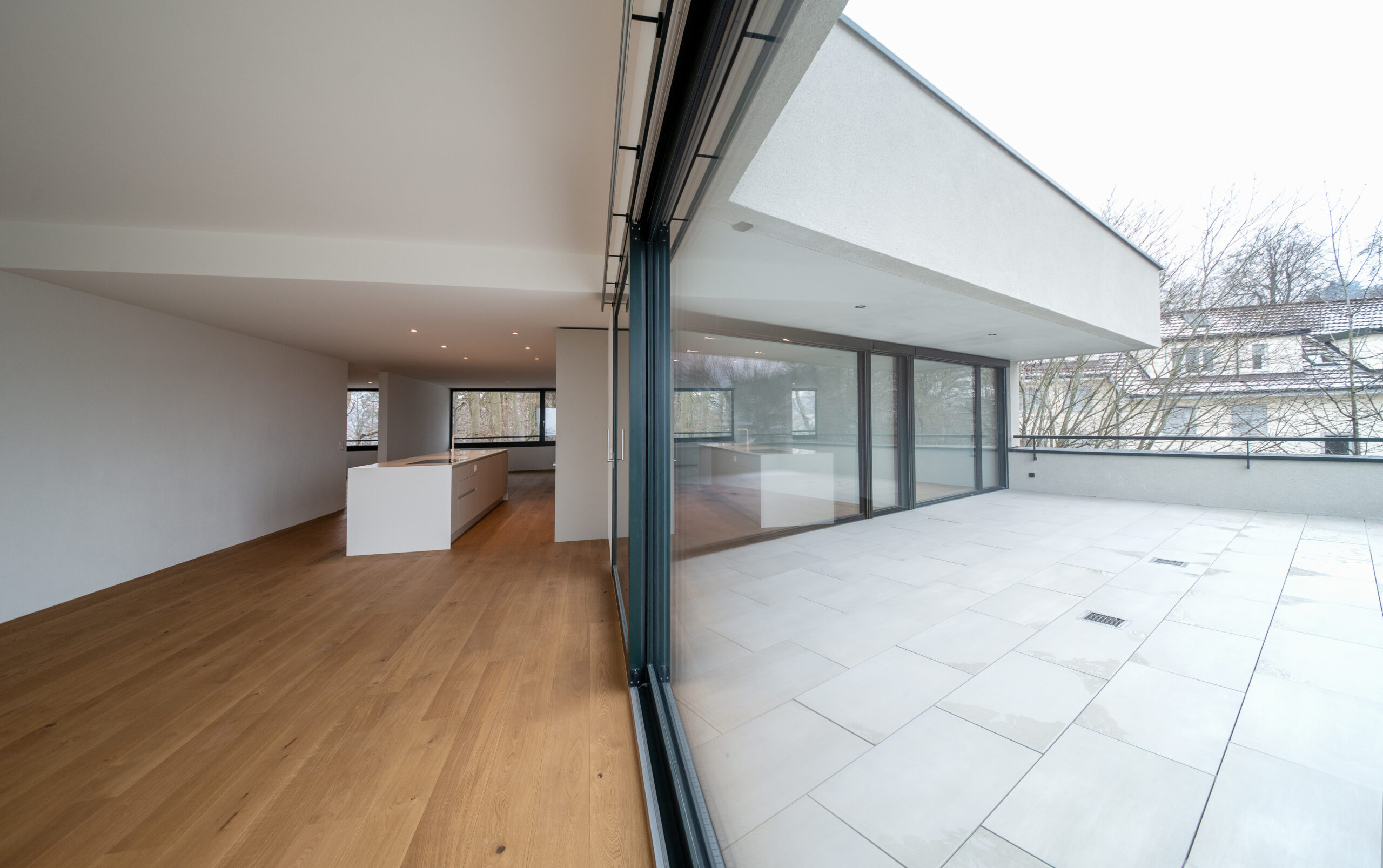 Grosse Terrasse mit weiten Trennscheiben und Holzboden in Dietikon, Basel, Zug und Bern von Jaisli Xamax